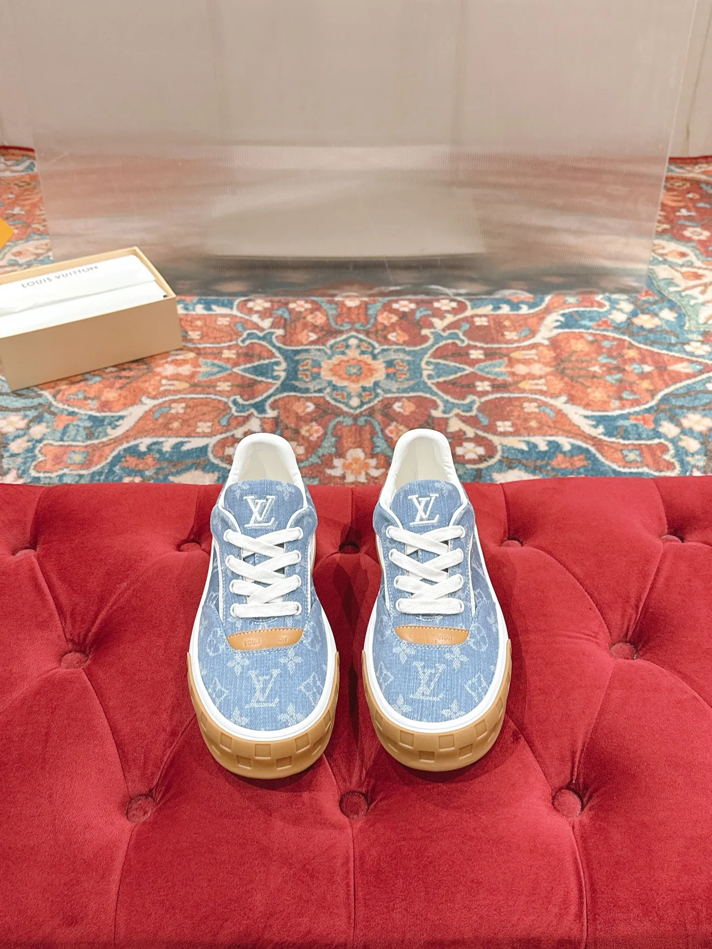 👟👟Ex-factory price 640👟👟 LV men's new tilt sneakers, classic catwalk style, air-glue technology, very comfortable on the feet. Luxurious materials, fine workmanship, European made English letters printed on the midsole, the upper is made of calfskin, the side is decorated with the brand LOGO and signature, the latest latex foot pads ➕ mesh lining, the foot feels super comfortable. Two-color TPU combination outsole. Packing process Goodyear stitched seam fabric: first-layer cowhide, lining: customized silky mesh lining-first-layer silk cowhide lining Bottom thickness: 0.5cm ☑️size: men's 39-44 (45 customized, non-returnable)